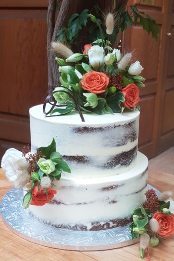 Flowers on this wedding cake
